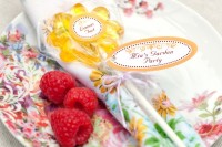 a yellow sun-shaped lollipop will be a nice idea for a sunny summer wedding, it looks gorgeous and will taste super sweet