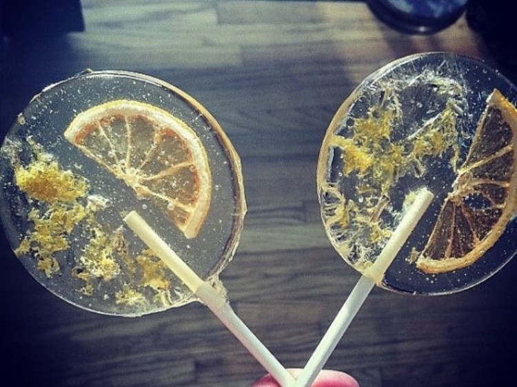 clear round lollipops with gold flakes and citrus slices are amazing for chic and glam wedding, with touches of gold or without