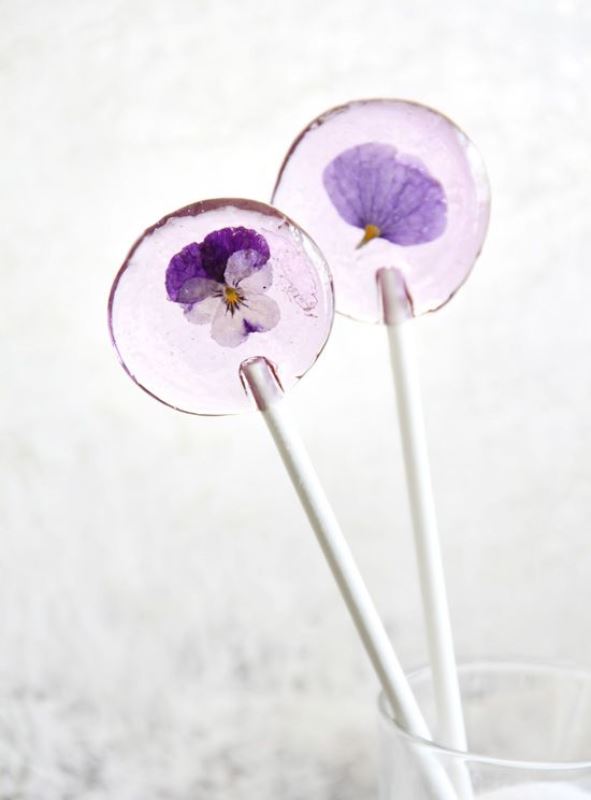 lilac lollipops with pansies inside are gorgeous for spring and summer weddings, you can make some of these yourself easily