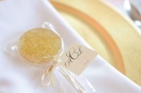 a gold lollipop with glitter is a stylish and shiny idea for a glam wedding, it’s cool and bright