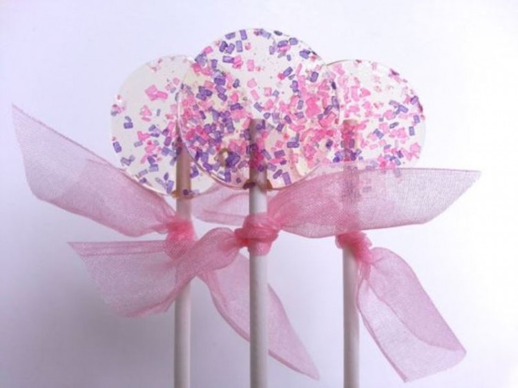 clear lollipops with lilac and pink confetti are amazing for a fun and cute wedding with a colorful touch
