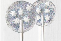 edible glitter lollipops with little snowflakes are amazing for a shiny and glam wedding in winter
