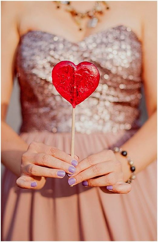 a red heart-shaped lollipop is a stylish idea for any wedding, it will bring romance and a touch of color to your table with favors