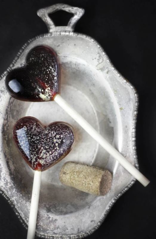 dark lollipops with gold glitter inside are amazing for a refined and dark romance wedding, they can be also made of wine