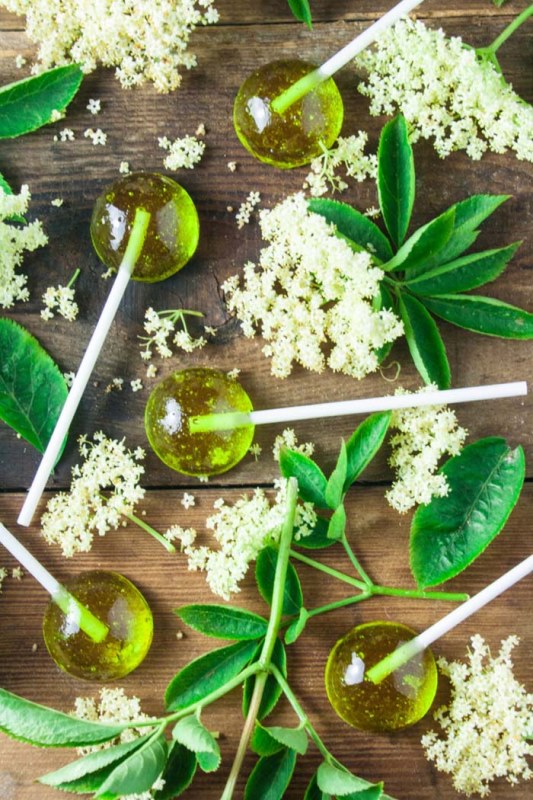 light green round and clear lollipops are a nice idea for a spring or summer wedding, take some fresh fruit juice