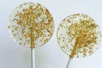 clear lollipops with gold glitter inside are amazing for spring and summer wedding