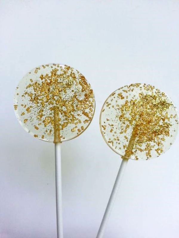 clear lollipops with gold glitter inside are amazing for spring and summer wedding