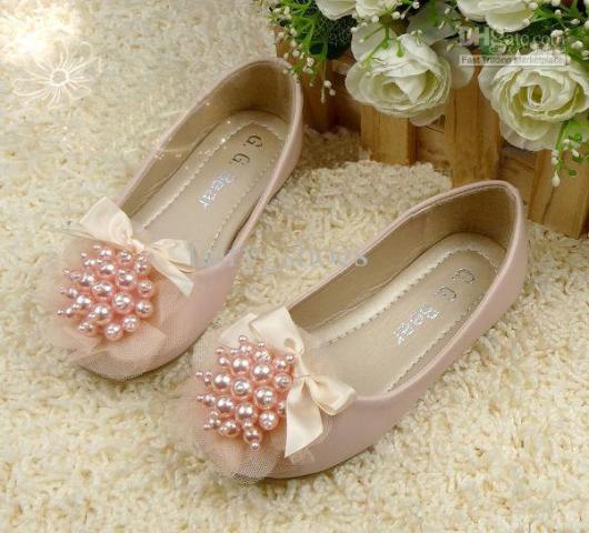pink flats with silk bows and pink pearls will add a girlish and very chic touch to the look