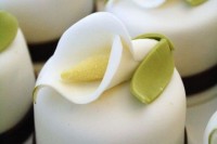 white mini wedding cakes topped with white sugar callas are amazing to make your wedding more elegant and more chic