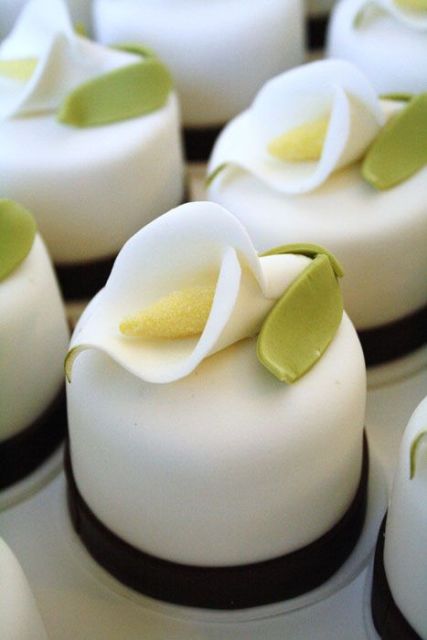 white mini wedding cakes topped with white sugar callas are amazing to make your wedding more elegant and more chic