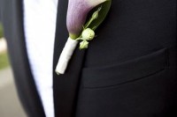 a stylish floral idea for a groom’s boutonniere