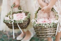 baskets decorated with greenery and white ribbon bows is a chic and elegant idea