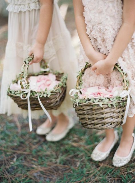 baskets decorated with greenery and white ribbon bows is a chic and elegant idea