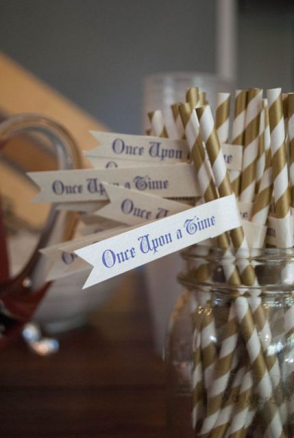 a jar with striped straws and quotes on them is a fun and chic idea to accessorize your drinks