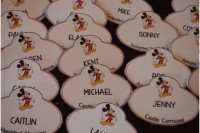 escort cards with Mickey Mouse is a simple and cool DIY idea to realize for a Disney wedding