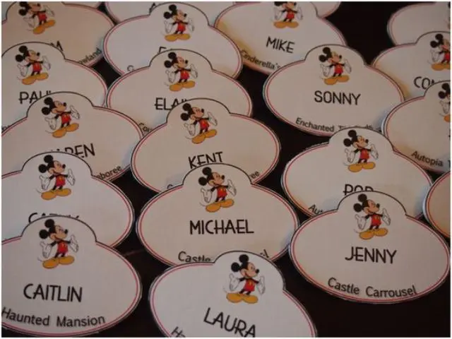escort cards with Mickey Mouse is a simple and cool DIY idea to realize for a Disney wedding