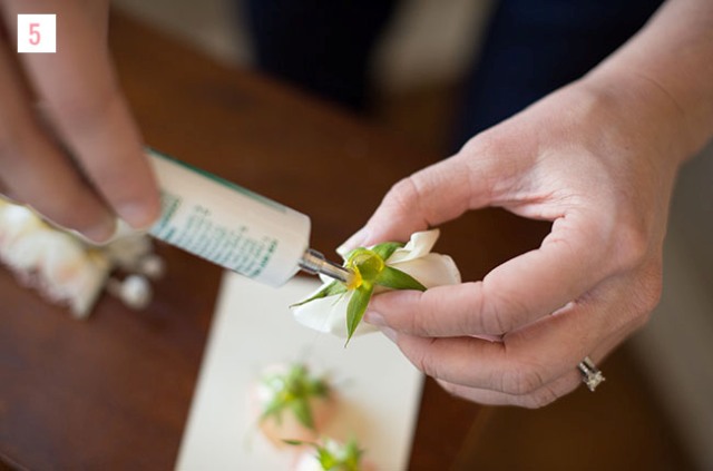 Gentle DIY Flower Comb For Wedding Hairstyles