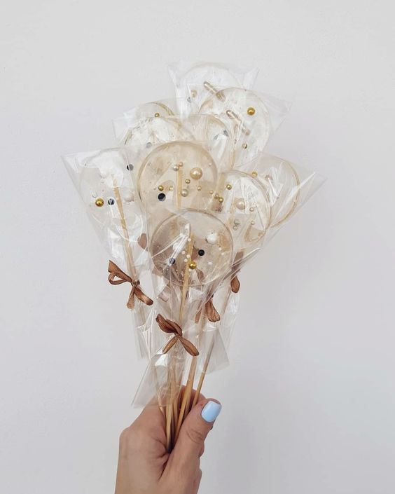 clear lollipops with edible beads and pearls are amazing for a wedding, they look nice and chic
