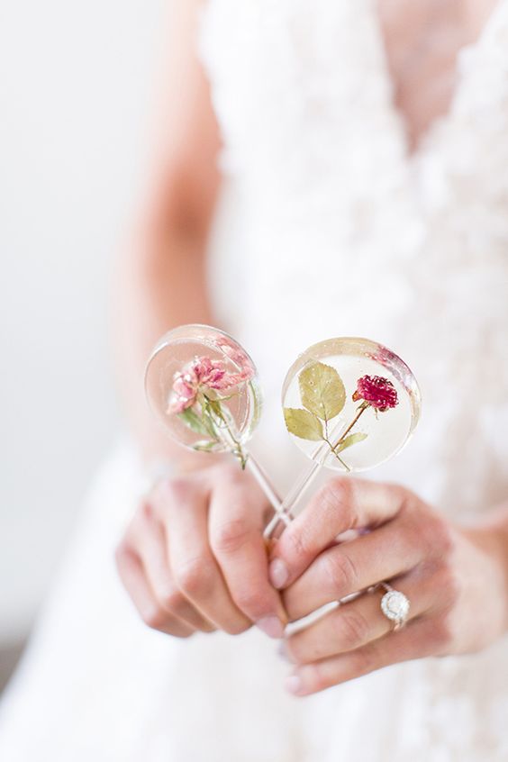 clear lollipops with some pink blooms and leaves are a great idea for spring and summer, they look super cute