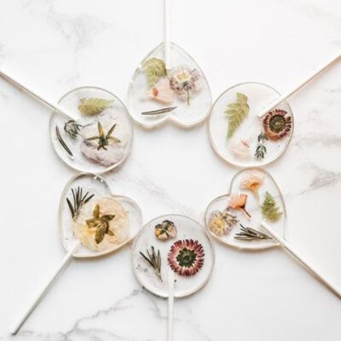 clear round and heart-shaped lollipops with dried blooms and leaves are amazing for a boho, spring or summer wedding