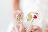large clear lollipops with blooms are amazing for any modern wedding, make some for your wedding