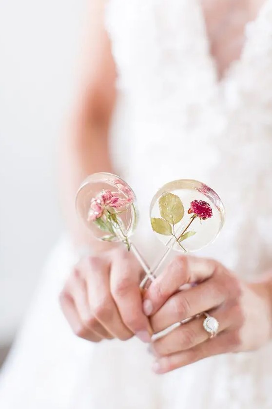 large clear lollipops with blooms are amazing for any modern wedding, make some for your wedding