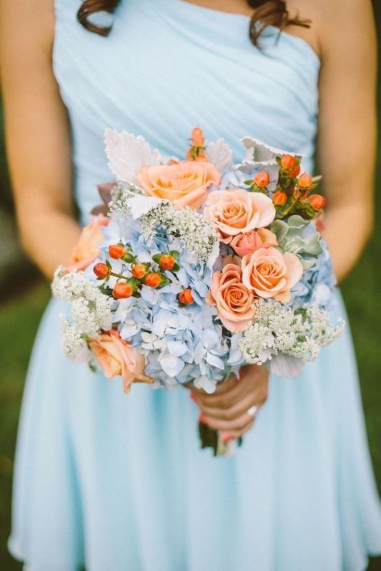 a contrasting wedding bouquet of serenity blue hydrangeas, pink roses, pale leaves and berries is a very bold solution for a bright summer wedding
