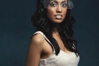 a modern birdcage veil on the face is a refined and chic idea for a modern and refined bride