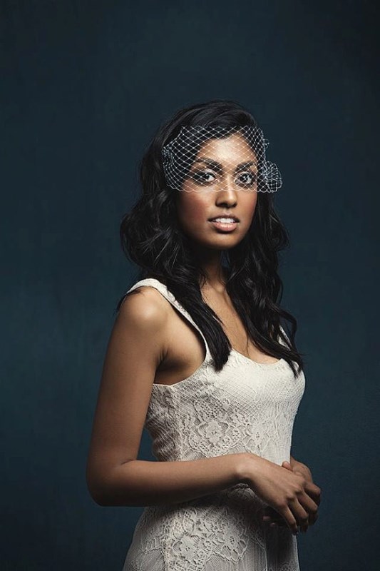 a modern birdcage veil on the face is a refined and chic idea for a modern and refined bride