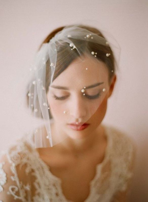 a mini veil with pearls is a lovely and chic idea for a modern and very romantic bride