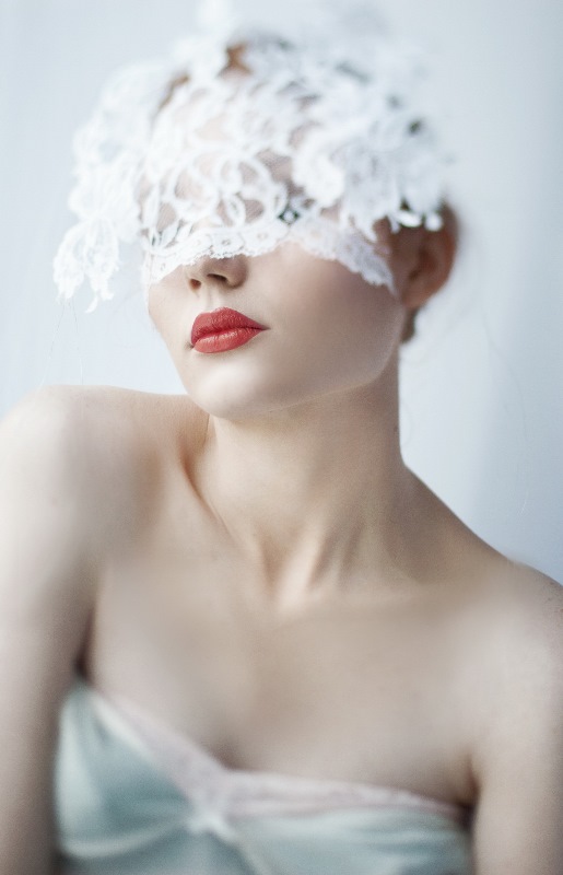 a lace mini veil is a stylish and refined idea and a fresh take on traditional birdcage veils