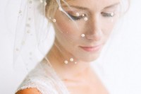 a mini veil with polka dots that imitate snow will create a snowy feeling at your winter wedding