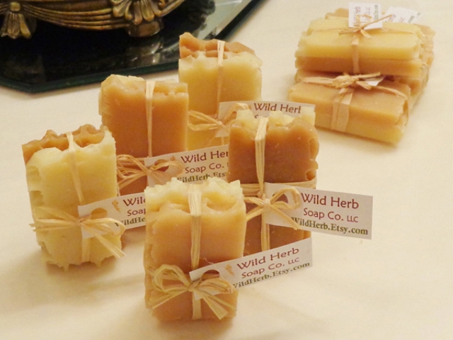 honey-infused soap pieces as wedding favors, with personalized tags are amazing for any wedding, make it yourself to save the budget