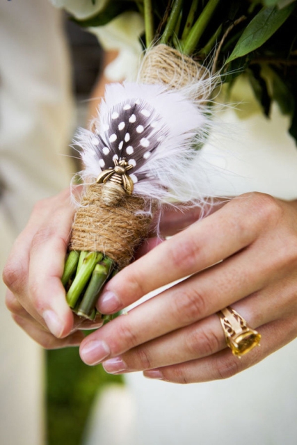a little bee accenting the bouquet is a cool and bold idea to make it more personalized and very special