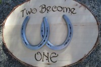 a rustic wedding sign of a wood slice with horseshoes and woodburnt letters is easy to DIY