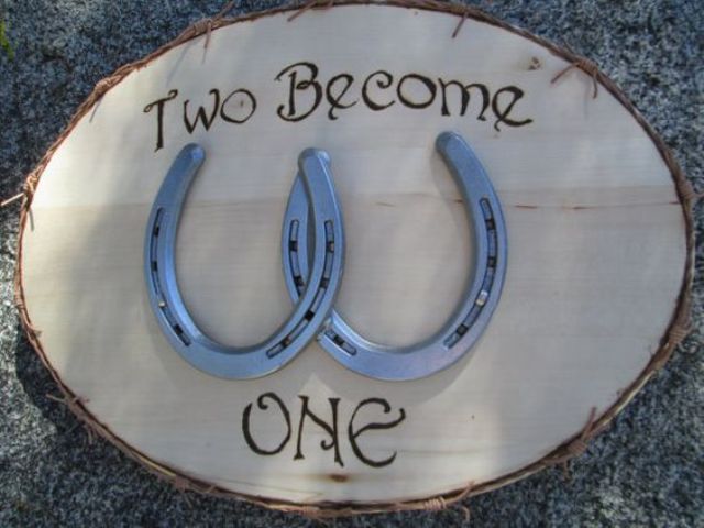 a rustic wedding sign of a wood slice with horseshoes and woodburnt letters is easy to DIY