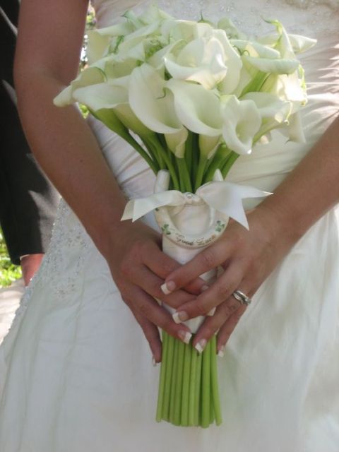 a white calla wedding bouquet with a white wrap and a white horseshoe for a rustic bride