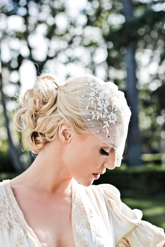 a mini veil with crystals and floral appliques is a lovely and refined idea to spruce up your look