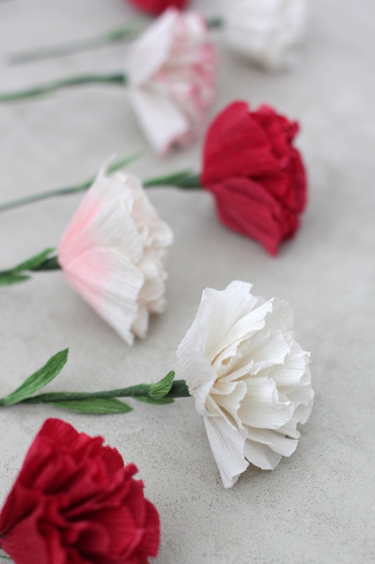 Adorable DIY Paper Carnations For Bridal Shower Decor