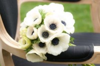 a white anemone wedding bouquet is a lovely and easy to realize idea as mono bouquets are on trend