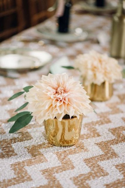 Chic Ideas To Incorporate Dahlias Into Your Wedding