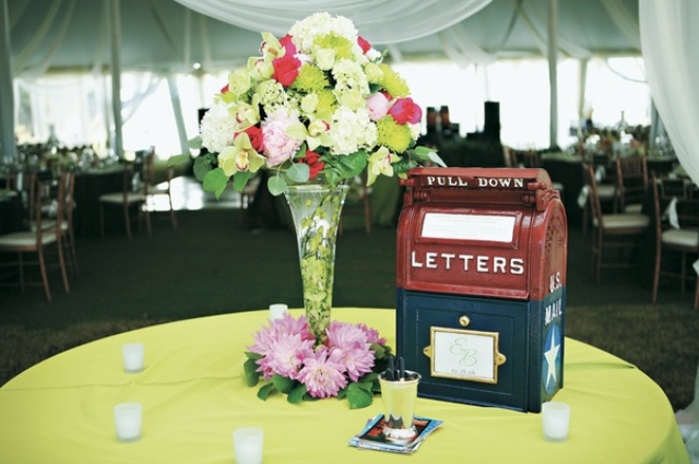 a vintage two tone metal mailbox for letters and wishes from your guests is a timeless idea