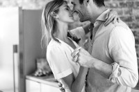 naturally-beautiful-and-intimate-engagement-photos-at-home-5