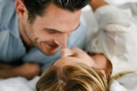 naturally-beautiful-and-intimate-engagement-photos-at-home-9