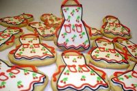 colorful apron-shaped cookies will be a nice solution for a retro bridal shower, you can make them yourself
