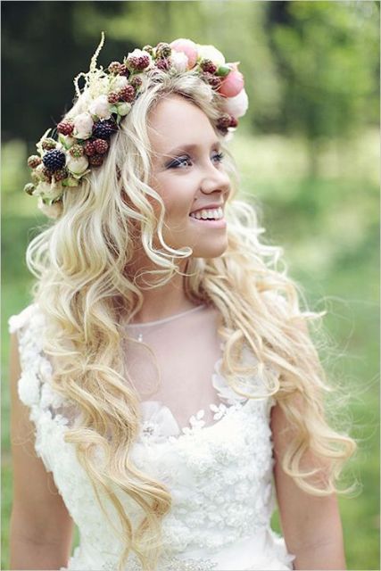 Charming bridal crown with blackberries