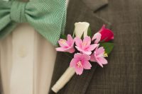 04 the groom rocked a bold boutonniere and mint details