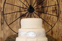 Wagon wheel decor for cake table