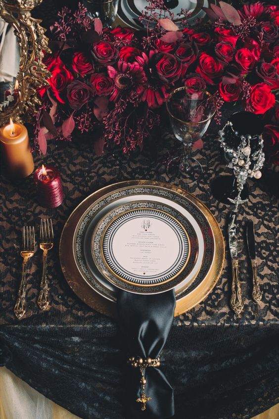 26 dark black and gold table setting with red roses decor