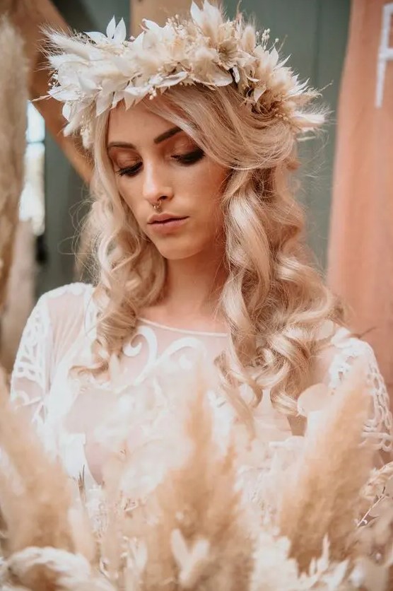 An eye catchy neutral boho floral crown made of dried white leaves and bunny tails is a very fresh idea for a boho bride